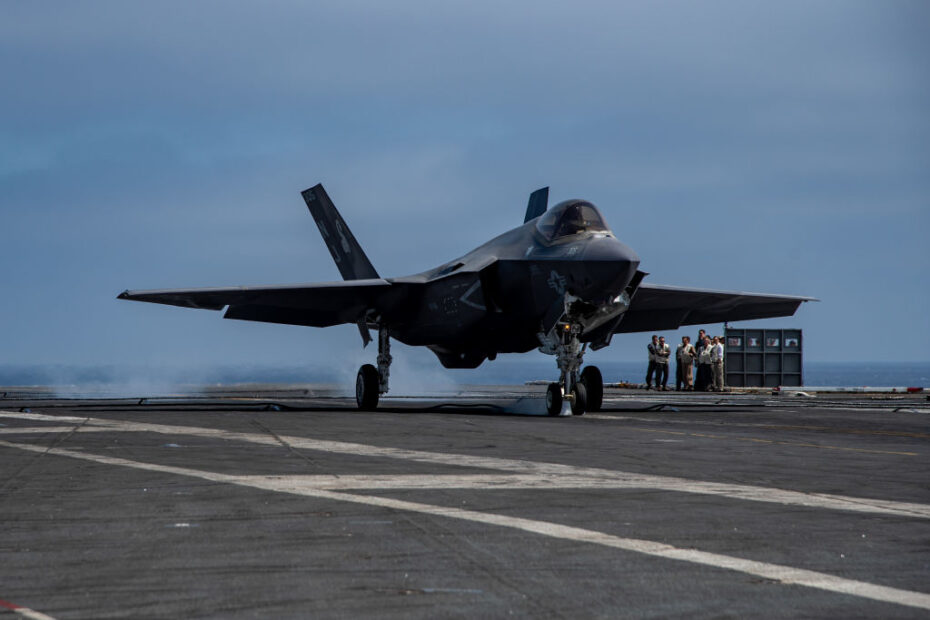 Un F-35C Lightning II del VFA-86 realiza un touch and go a bordo del USS Nimitz (CVN 68) en el Océano Pacífico. (MC2 Carson Croom)