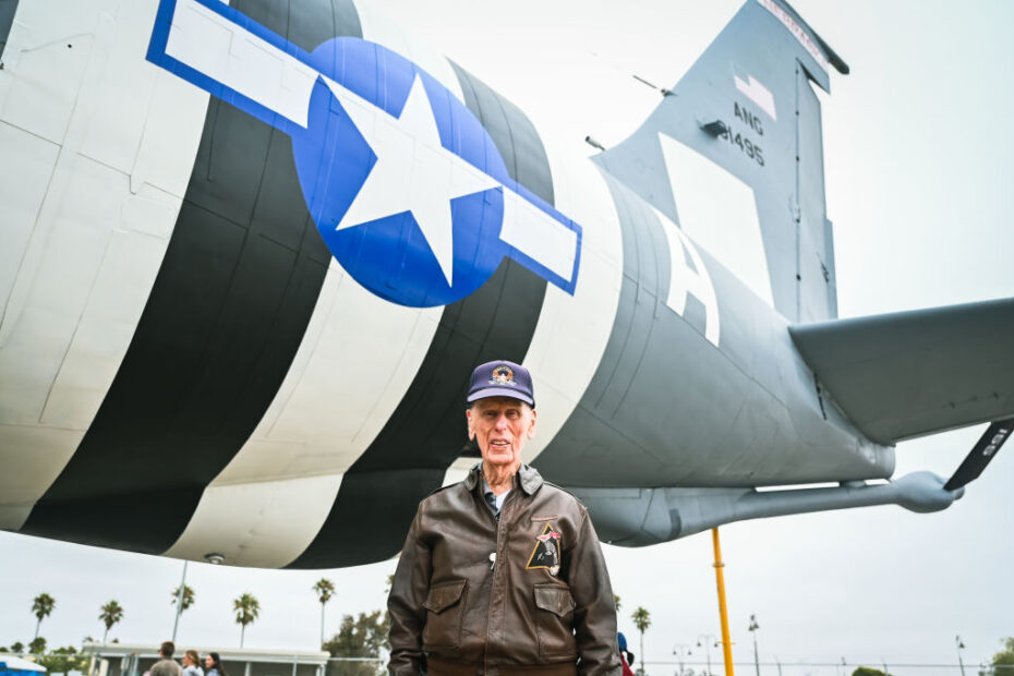 Jim Kunkle, veterano de la Segunda Guerra Mundial del Cuerpo Aéreo del Ejército de EE.UU., en el Central Coast AirFest en el aeropuerto de Santa María en Santa María, California, 21 de septiembre de 2024. El KC-135 del Ala de Reabastecimiento Aéreo 155 tiene un esquema de pintura en honor a Kunkle, que recibió la Cruz de Servicios Distinguidos por enfrentarse a 20 aviones alemanes y derribar dos de ellos. Ohoto del ANG por el sargento Alexander Schriner