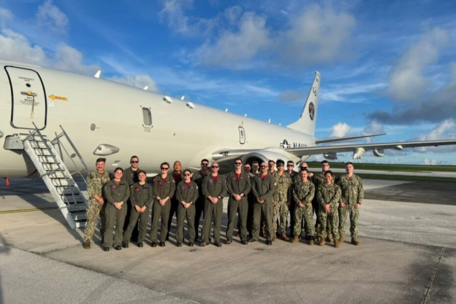 Marineros del VP-10 posan para una foto con personal de la Real Fuerza Aérea de Nueva Zelanda (RNZAF) del Escuadrón 5 en la Base Ohakea de la RNZAF, Nueva Zelanda. (Teniente Simon Lyon)