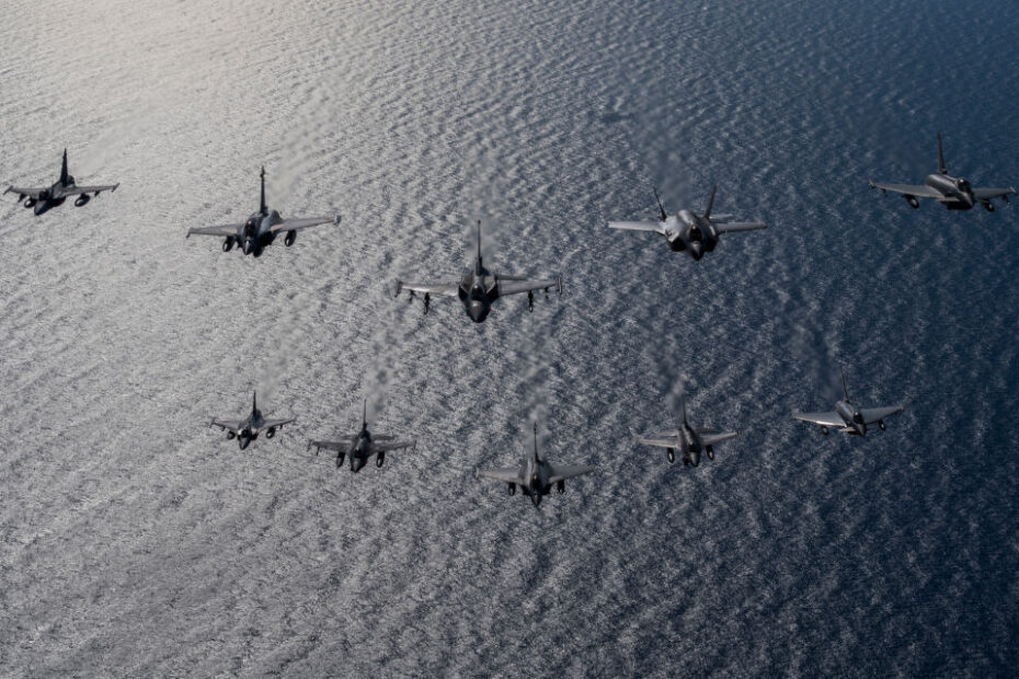 Aviones de combate aliados que participan en el ejercicio de la OTAN Ramstein Flag 24 vuelan en formación sobre la costa occidental de Grecia, 4 de octubre de 2024. Más de 130 aviones de combate y de apoyo de Grecia, Canadá, Francia, Hungría, Italia, Polonia, Portugal, Rumanía, España, Suecia, Reino Unido y Estados Unidos se entrenan codo con codo para mejorar las tácticas y fomentar una integración más sólida, demostrando la determinación, el compromiso y la capacidad de la OTAN para disuadir a posibles adversarios y defender la alianza. (Foto de las Fuerzas Aéreas de EE.UU. por el sargento técnico Emili Koonce)