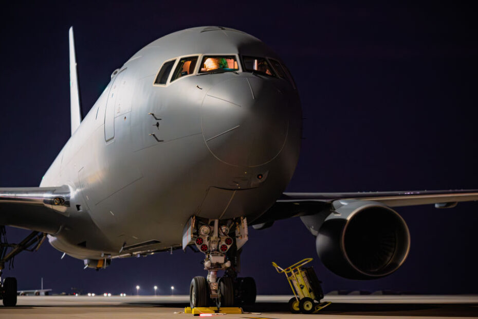 Un KC-46A Pegasus de la Fuerza Aérea de EE.UU. asignado al 305º Escuadrón Expedicionario de Reabastecimiento Aéreo se encuentra en una línea de vuelo dentro del área de responsabilidad del Mando Central de EE.UU., 8 de octubre de 2024. El KC-46A, un fuselaje de nueva generación, está equipado con una serie de características de autoprotección, defensivas y de comunicación, lo que aumenta la capacidad de supervivencia en entornos disputados. (Foto de la Fuerza Aérea de EE.UU.)