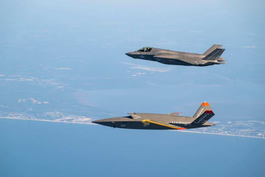 Un vehículo aéreo táctico no tripulado XQ-58A Valkyrie del Cuerpo de Marines de EE.UU., altamente autónomo y de bajo coste, realiza su cuarto vuelo de prueba junto a un F-35B Lightning II del VMFA-214 del Cuerpo de Marines de EE.UU. en la Base Aérea de Eglin, Florida, en octubre de 2024. El vuelo de prueba del XQ-58A Valkyrie y los datos recogidos informan sobre los futuros requisitos del Cuerpo de Marines en un entorno de seguridad en rápida evolución, al tiempo que impulsan con éxito la innovación conjunta y las oportunidades de experimentación. (Foto de la Fuerza Aérea de EE.UU. por el sargento Blake Wiles)