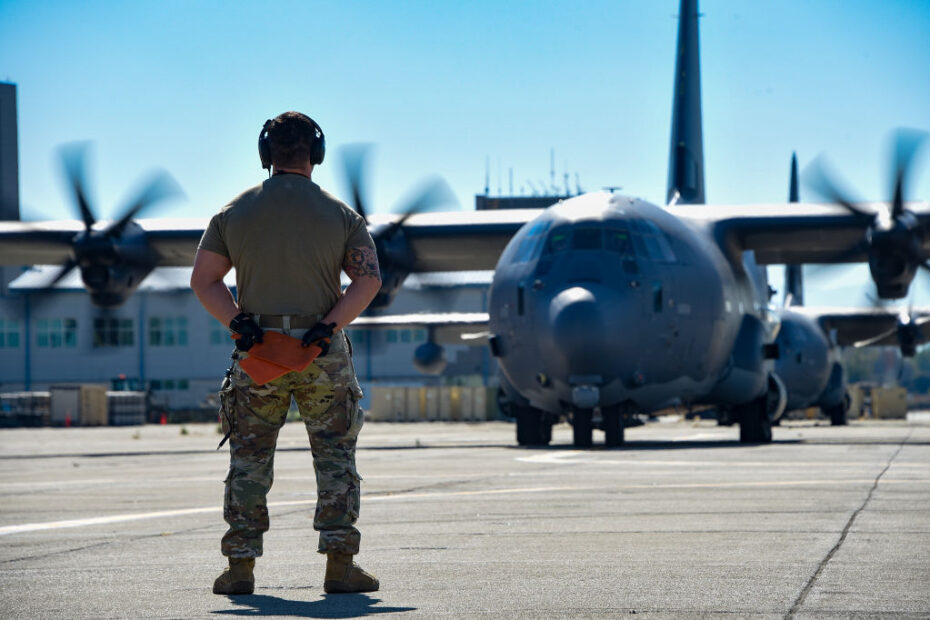 Aviadores de la Fuerza Aérea de EE.UU. del Ala de Rescate 129 de la Guardia Nacional Aérea de California se movilizan para una operación de rescate sobre el agua en la Base de la Guardia Nacional Aérea de Moffett, California, el 9 de octubre de 2024. Foto de la ANG por el sargento mayor Ray Aquino