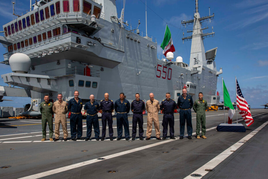 Líderes del Abraham Lincoln Carrier Strike Group y del Italian Carrier Strike Group posan para una foto de grupo a bordo del ITS Cavour (CVH 550). (Foto de la Marina de los EE.UU.)