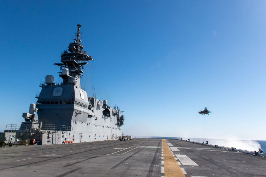 Un F-35B Lightning II aterriza a bordo del JS Kaga (DDH-184) en la costa sur de California para comenzar las pruebas de desarrollo. (Darin Russell)