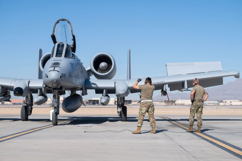 Miembros del 124º Ala de Caza llegan a la Base Aérea de Nellis, Nevada, para prepararse para el ejercicio Green Flag West del 25 de octubre de 2024. El ejercicio conjunto hace hincapié en las operaciones de vuelo en directo, proporcionando a los combatientes un entrenamiento en profundidad de integración aire-superficie. Imagen de la ©ANG por el Sargento Joseph Morgan