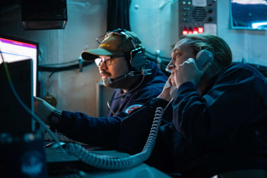 CTT1 Matthew Salazar y CTTCS Amy Woolston vigilan en el centro de mando táctico de la bandera a bordo del USS George Washington (CVN 73) durante el ejercicio Keen Sword 25 en el Océano Pacífico occidental. (MC2 Caroline H. Lui ©US Navy)