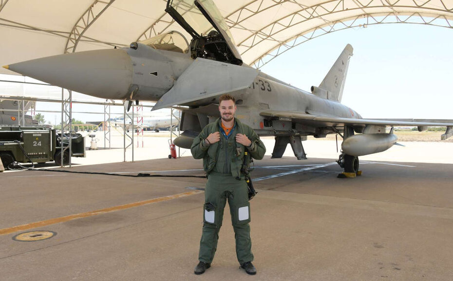 Gabriel tras su primer solo de Eurofighter en España. Unos días antes fue ascendido a Teniente Primero. ©Bundeswehr