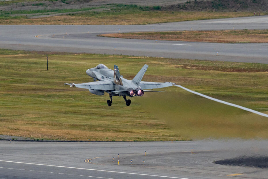 Un CF-18 Hornet del Mando de Defensa Aeroespacial Norteamericano despega de la Base Conjunta Elmendorf-Richardson, Alaska. (Fotografía de la Fuerza Aérea de EE.UU. por la aviadora superior Julia Lebens).