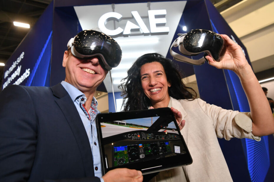 Erick Fortin, Director de Incubación de CAE, y Sofia, Directora de Soluciones Digitales de Formación, muestran la formación con el Apple Vision Pro en NBAA-BACE 2024. ©CAE