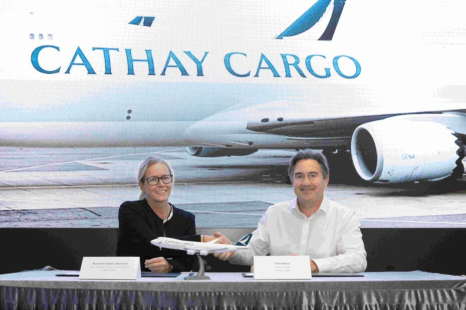 El Director de Carga de Cathay, Tom Owen (derecha), y la Vicepresidenta de Relaciones Globales con Transportistas de DB Schenker, Susanne Stemmer (izquierda), celebraron la nueva asociación en una ceremonia de firma en la sede de la aerolínea en Cathay City. ©Cathay Cargo