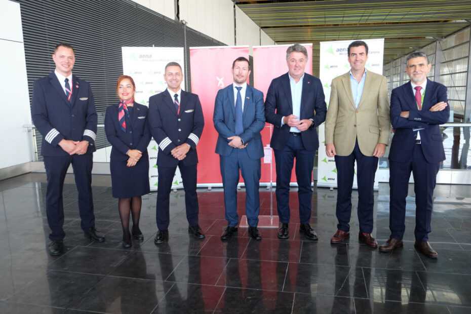 De izquierda a derecha en la imagen: Joshua Mark Turner, Comandante de la base de Gran Canaria; Nidia Ana Cabrera, tripulante de cabina; Jefter Braga, Comandante; Odd Are Tveit, Cónsul Honorífico de Noruega en la provincia de Las Palmas; Geir Karlsen, CEO de Norwegian; Pablo Linares, representante de la oficina de Turismo de Gran Canaria; y Julio Peñalver Mora, Director del Aeropuerto de Gran Canaria. ©Norwegian