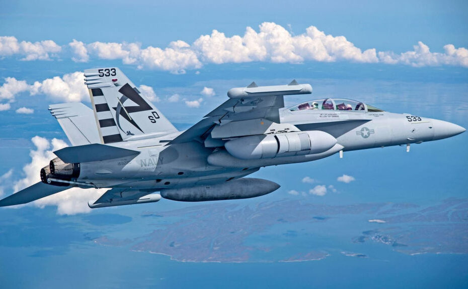 El inhibidor de banda media de nueva generación (NGJ-MB) completa uno de sus primeros vuelos en el EA-18G GROWLER® de la Marina estadounidense. La Marina estadounidense utiliza el NGJ-MB en el GROWLER® para atacar amenazas de guerra electrónica avanzada. Imagen: RTX