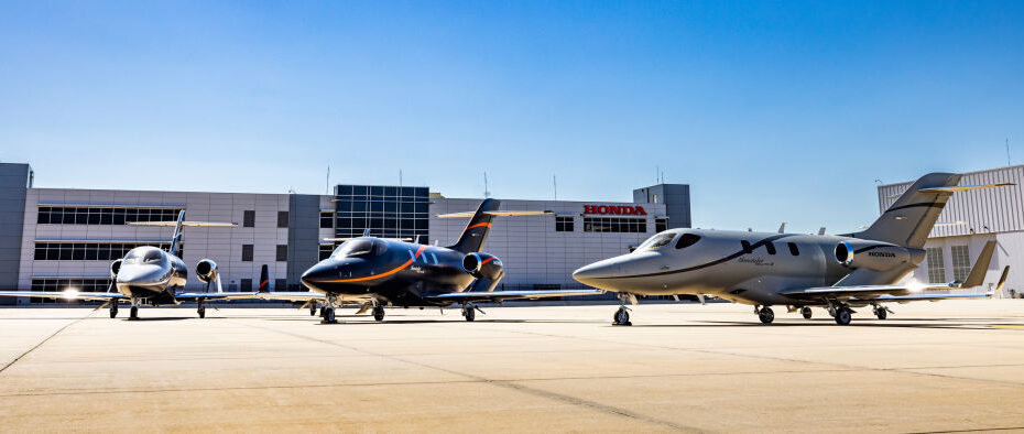 Tres aviones HondaJet Elite II frente a la sede de Honda Aircraft Company en Greensboro, Carolina del Norte ©Honda Aircraft Company