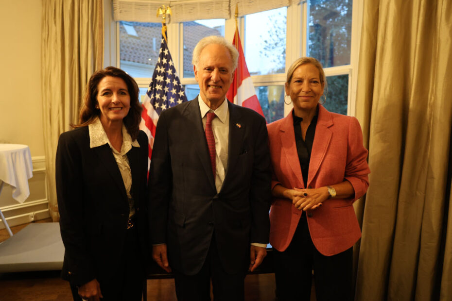 Kathy Warden, presidenta, consejera delegada y presidenta de Northrop Grumman; Alan Leventhal, embajador de Estados Unidos en el Reino de Dinamarca; y Henriette Hallberg Thygesen, presidenta y consejera delegada de Terma A/S, tras la firma de un Memorando de Entendimiento para continuar la colaboración entre Northrop Grumman y Terma en capacidades clave de defensa (Crédito de la foto: Embajada de EE.UU. en Copenhague).