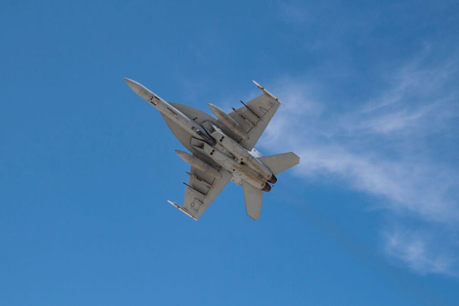 Un F/A-18 E/F Super Hornet de la Marina de los EE.UU. vuela con el módulo de puntería avanzada LITENING montado en la línea central. (Crédito de la foto: Northrop Grumman)