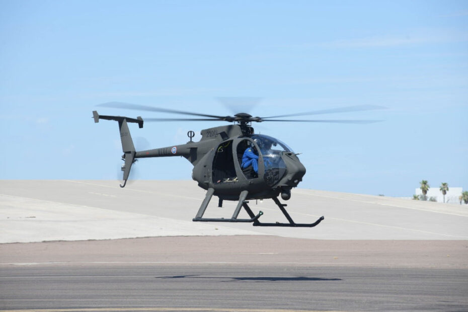 En la imagen, el primer helicóptero de ataque ligero AH-6 Little Bird para el Real Ejército Tailandés vuela por primera vez en las instalaciones de Boeing en Mesa, Arizona. (Foto de Boeing)