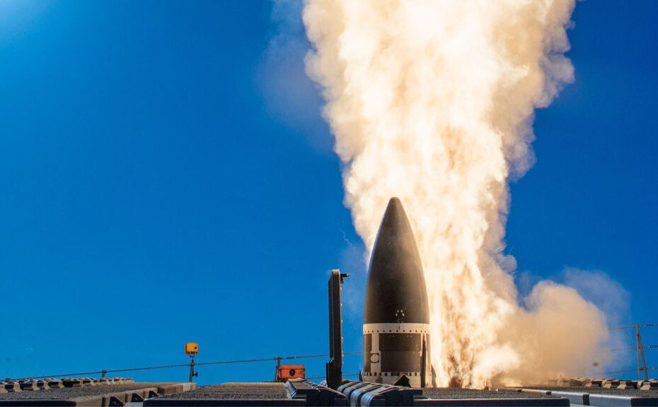 Un Standard Missile-3 Block IIA es lanzado desde un buque japonés como parte de una exitosa demostración de fuego real contra un misil balístico de medio alcance (Crédito de la foto: U.S. Missile Defense Agency).