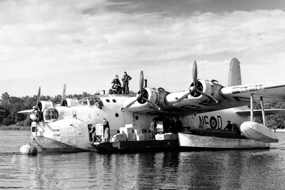 Un Sunderland Flying Boat en el lago Havel de Berlín. El avión está cargando los productos de la industria berlinesa - era importante mantener los productos de la industria berlinesa fluyendo hacia el exterior como lo era mantener los alimentos y el combustible fluyendo hacia el interior. ©RAF