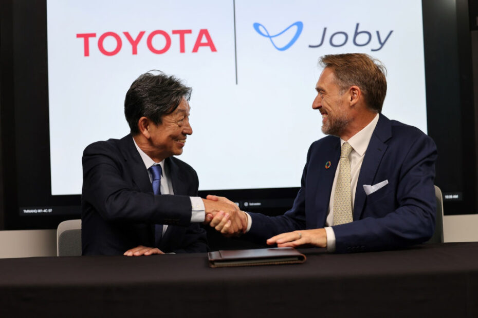 El director de operaciones de Toyota Motor Corporation, Tetsuo «Ted» Ogawa, y el fundador y consejero delegado de Joby Aviation, JoeBen Bevirt, refuerzan su relación con la inversión de 500 millones de dólares anunciada por Toyota en Joby, marcada por una ceremonia formal de firma en la sede regional norteamericana de Toyota en Plano, Texas. ©Toyota Motor Corporation