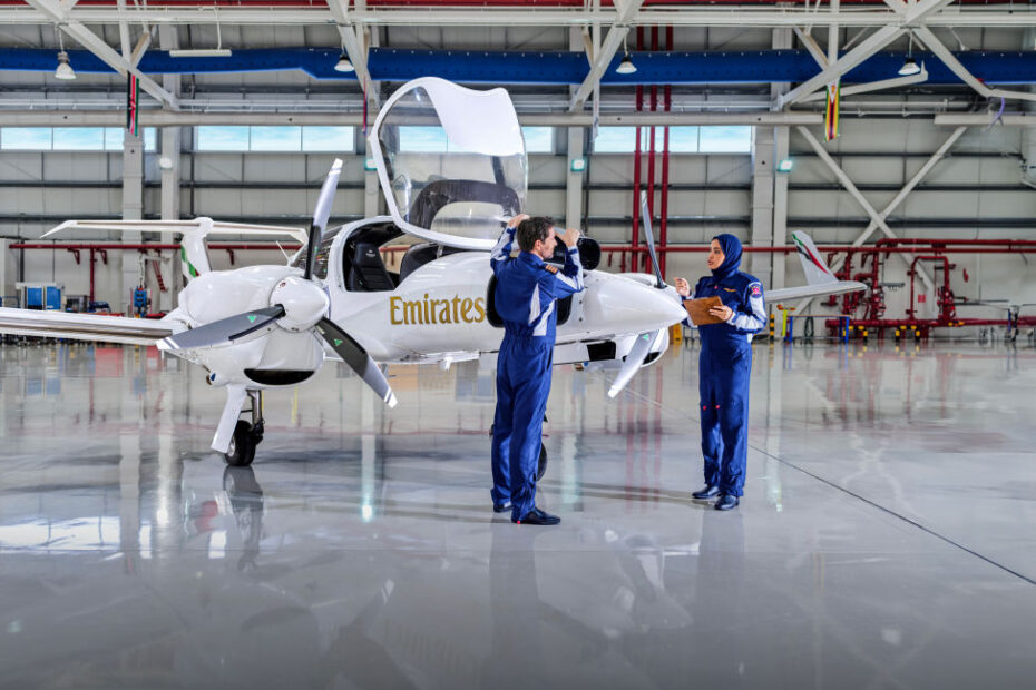 Instructor de vuelo y cadete en el hangar de la AELC. ©Emirates