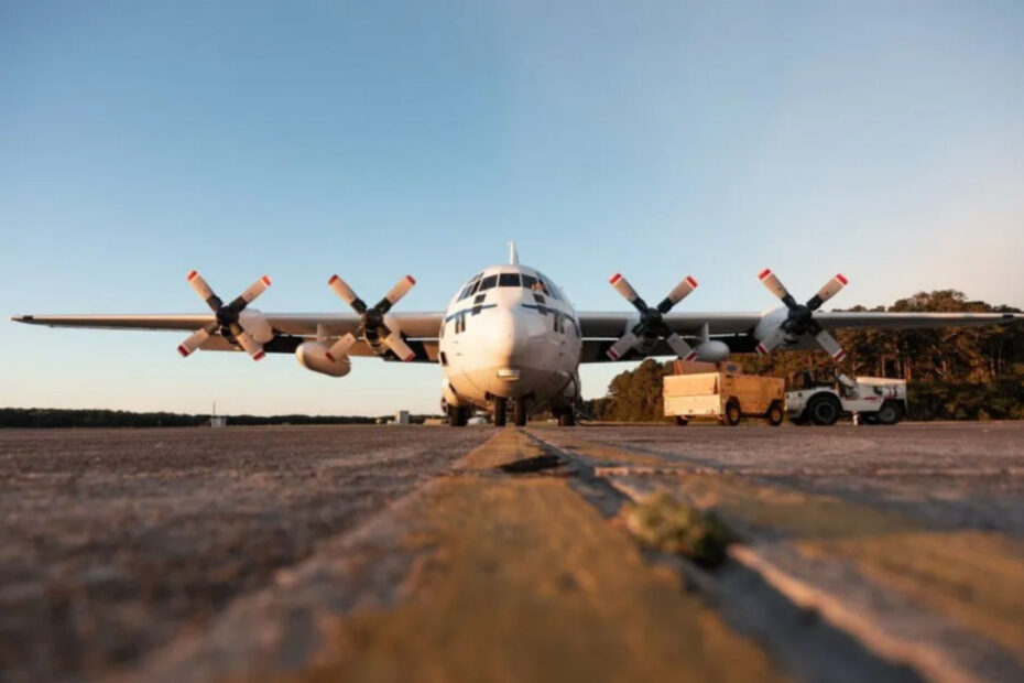 El Hércules C-130 de la NASA se prepara para partir de la Instalación de Vuelo Wallops de la NASA en Virginia, el 15 de octubre de 2024, para una misión de transporte de carga a la India. El C-130 está apoyando la misión del Radar de Apertura Sintética NASA-ISRO (NISAR). ©NASA/Madison Griffin