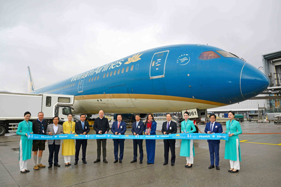 Reunidos frente al Boeing 787 de Vietnam Airlines con motivo del primer vuelo: Cao Chinh Mien - Director General de Alemania de Vietnam Airlines (2. derecha), Nguyen Quoc Phuong - Subdirector del Departamento de Tecnología e Infraestructuras (4. derecha), Pham Thi Nguyet - Directora de Marketing y Ventas Globales de Vietnam Airlines (5. derecha), Luu Xuan Dong - Cónsul General (6. dcha. ), NGUYEN HOANG ANH - Presidente de la Comisión para la Gestión del Capital Estatal en las Empresas (7. derecha), Jost Lammers - Consejero Delegado del Aeropuerto de Múnich (6. izquierda), Le Duc Canh - Vicepresidente Ejecutivo de Vietnam Airlines (5. derecha), Nguyen Tien Dat - Director de Ventas y Marketing de Vietnam Airlines (3. izquierda), Florian Pötsch - Director de Desarrollo de Rutas y Pasajeros del Aeropuerto de Múnich (2. izquierda). ©Munich Airport