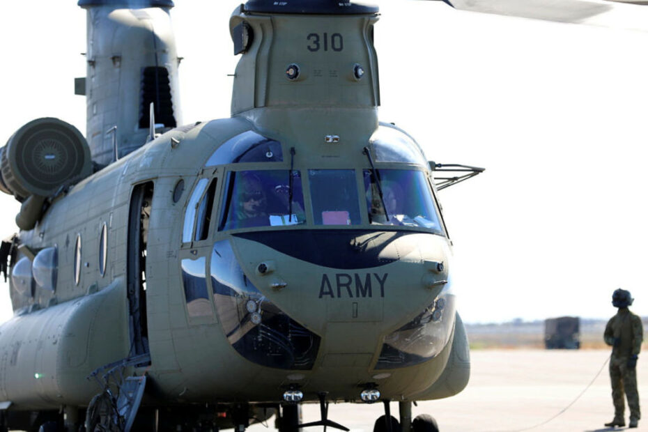 El instructor de pilotos de Boeing del 5º Regimiento de Aviación, Jim Crowe, estaba a los mandos del A15-310 «Cowboy» cuando acumuló 3000 horas de vuelo en Chinooks en la base Townsville de la RAAF. ©Departamento de Defensa de Australia