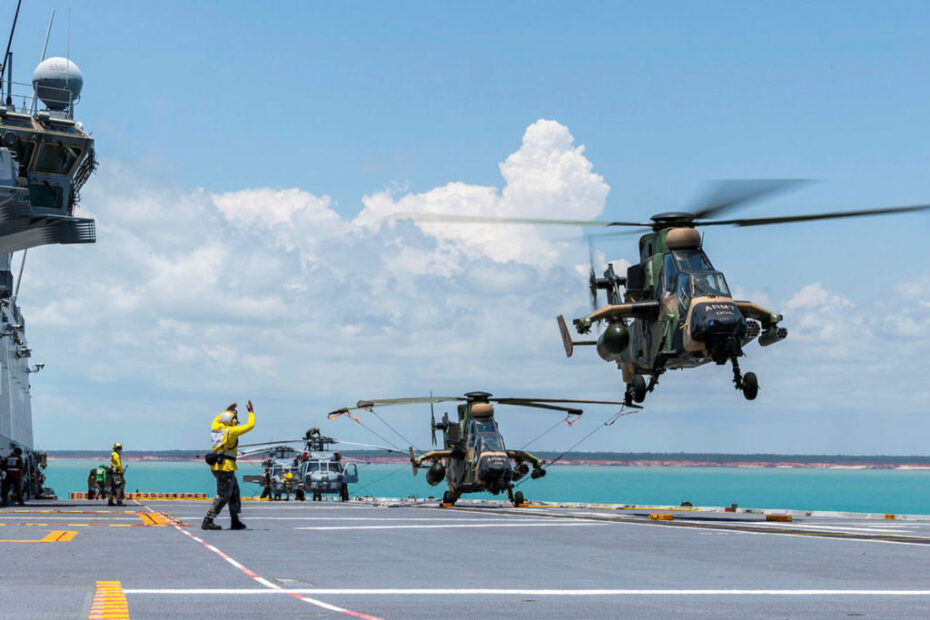 Helicópteros de reconocimiento armados Tigre del Ejército Australiano realizan procedimientos de aterrizaje en cubierta en el HMAS Adelaide como parte del Ejercicio KERIS WOOMERA 2024. ©Departamento de Defensa de Australia