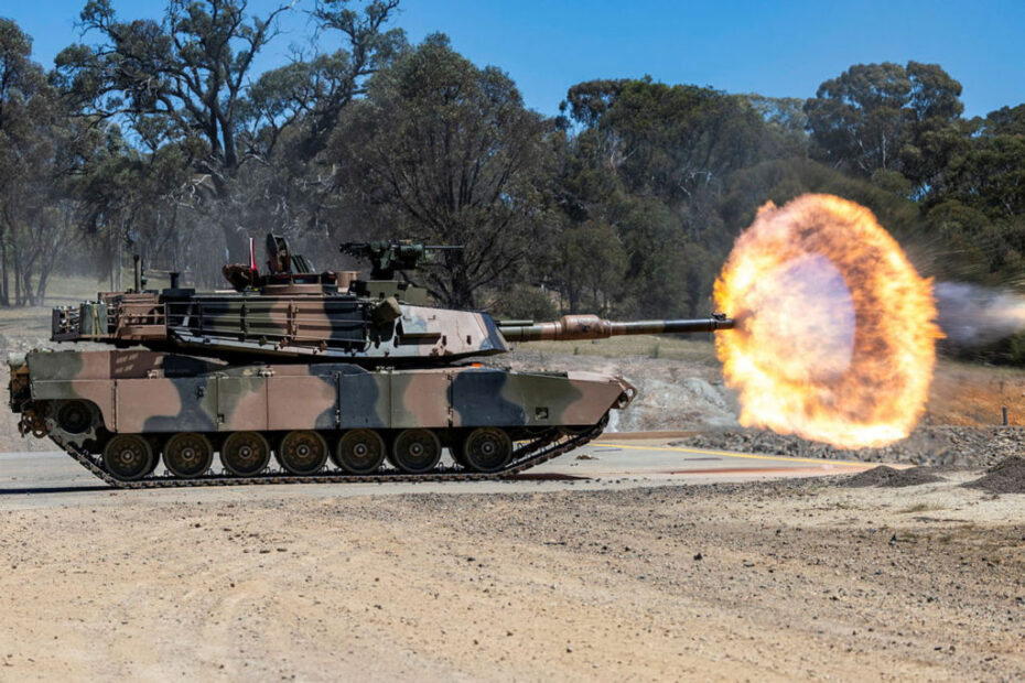 Un carro de combate principal australiano M1A2 SEP v3 dispara una bala sabot durante un fuego real para confirmar el sistema de puntería del carro y cualificar a las tripulaciones en los nuevos sistemas en la zona militar de Puckapunyal, Victoria, 5 de noviembre de 2024. ©Department of Defence de Australia