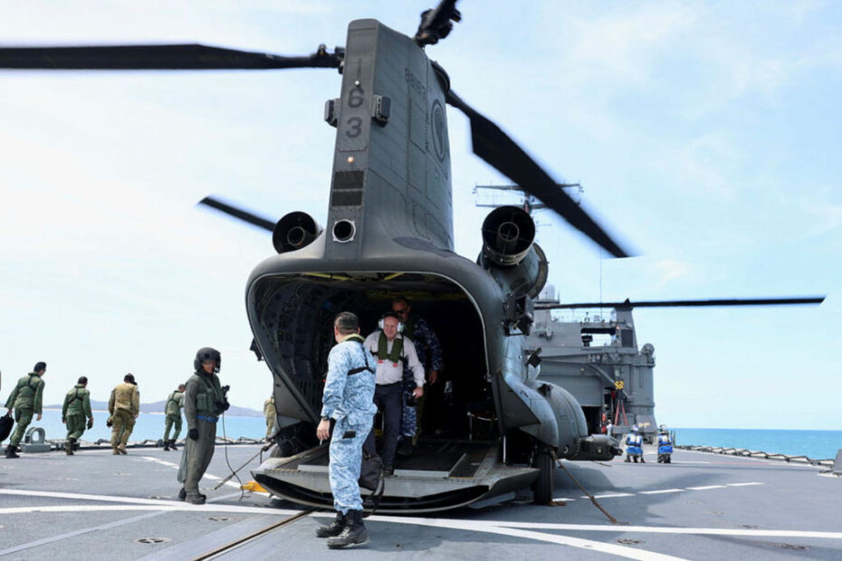 Australia y Singapur celebraron la inauguración de nuevas instalaciones en la zona de entrenamiento de Shoalwater Bay coincidiendo con el ejercicio Trident, el principal ejercicio bienal de entrenamiento conjunto entre las Fuerzas de Defensa Australianas (ADF) y las Fuerzas Armadas de Singapur (SAF). El Secretario del Ministerio de Defensa, Greg Moriarty, AO, y el Ministro de Estado de Defensa de Singapur, Heng Chee How, inauguraron las nuevas instalaciones, creadas en el marco de la Asociación Estratégica Global Australia-Singapur. La zona de adiestramiento de Shoalwater Bay se ha ampliado para satisfacer las necesidades futuras de las ADF y facilitar una mayor presencia de personal de las SAF que realiza adiestramiento unilateral en Australia. Hasta 6.600 efectivos de las Fuerzas Armadas de Singapur podrán entrenarse ahora durante un único periodo de nueve semanas al año, frente al periodo anterior de 45 días. ©Departamento de Defensa de Australia