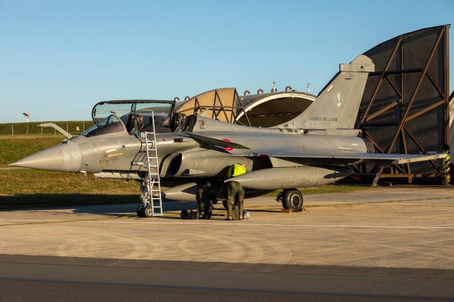 Un caza Rafale francés desplegado en la base estadounidense de F-16 en Spangdahlem, Alemania, practicando operaciones desplegadas desde un lugar geográficamente disperso. Fotografía de Arnaud Chamberlin.