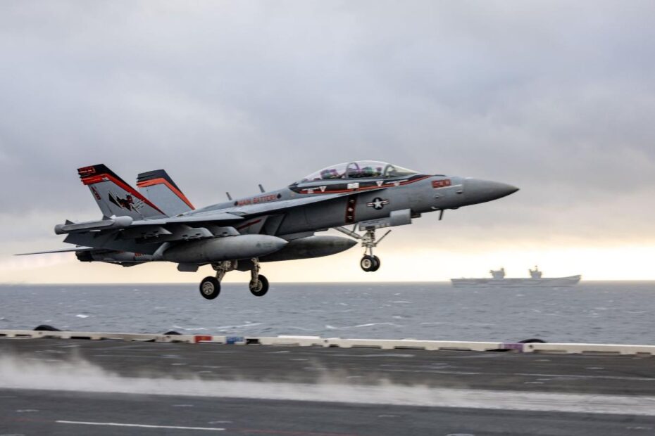 Un caza F-18 de la Marina estadounidense despegando del U.S. Harry S. Truman también se unió a las misiones de entrenamiento sobre Rumanía contribuyendo a la práctica de efectos operativos para la disuasión y defensa de la OTAN. Foto cortesía de la Marina de los EE.UU.