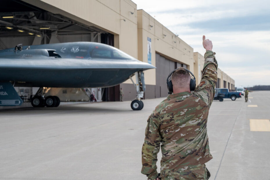 Un jefe de tripulación de la Fuerza Aérea de EE.UU. asignado al 131º Grupo de Mantenimiento supervisa un bombardero furtivo B-2 Spirit en la línea de vuelo de la Base Whiteman de la Fuerza Aérea de EE.UU., Misuri, 1 de febrero de 2024. Los aviadores de la Guardia Nacional Aérea de Misuri trabajan codo con codo con sus homólogos de la Fuerza Aérea para garantizar que los B-2 estén listos para volar en cualquier momento. Fotografía de la ANG del sargento mayor John Hillier