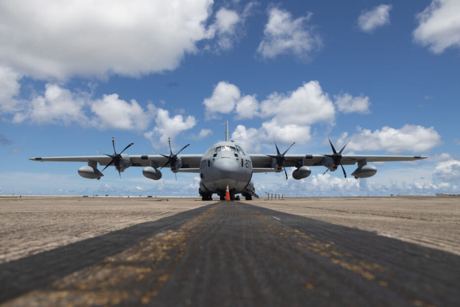 Un KC-130J Super Hércules del Cuerpo de Marines de EE.UU. asignado al Escuadrón de Transporte de Reabastecimiento Aéreo de Marines (VMGR) 352, Grupo 11 de Aeronaves de Marines, 3ª Ala de Aeronaves de Marines se prepara para el despegue en el Aeropuerto Internacional de Guam, 7 de septiembre de 2024. El VMGR-352 hizo escala en Guam mientras volaba desde la Estación Aérea del Cuerpo de Marines de Miramar, California, a Camp Lemonnier, Djibouti, para entregar personal, suministros y equipos esenciales a los escuadrones del 3º MAW desplegados en apoyo de la Fuerza Conjunta Combinada-Cuerno de África. (Foto del Cuerpo de Marines de EE.UU. por la Sargento Emeline Swyers)