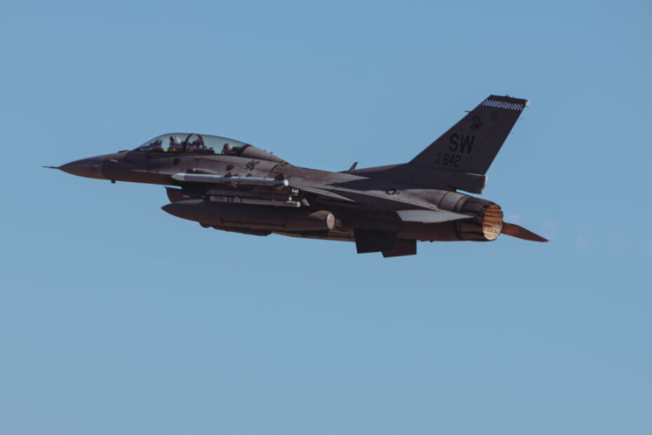 Un F-16D Fighting Falcon de la 20th Fighter Wing, Shaw Air Force Base, S.C., despega para un vuelo de entrenamiento durante el ejercicio Checkered Flag 25-1 en Tyndall AFB, Florida, el 23 de octubre de 2024. Checkered Flag tiene lugar dos veces al año y es uno de los mayores ejercicios aéreos del Departamento de Defensa, compuesto por varios aviones de cuarta y quinta generación. (Foto de la Fuerza Aérea de EE.UU. por el aviador superior Stefan Alvarez)