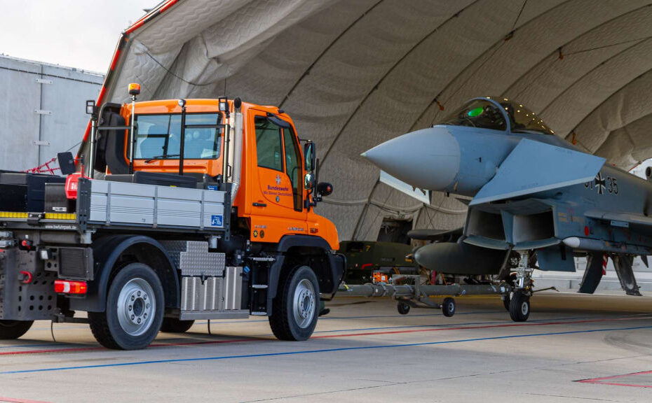 El Eurofighter no puede entrar en el refugio por sus propios medios. Para ello necesita a Anne y su remolcador. ©Bundeswehr/PAO VAPB