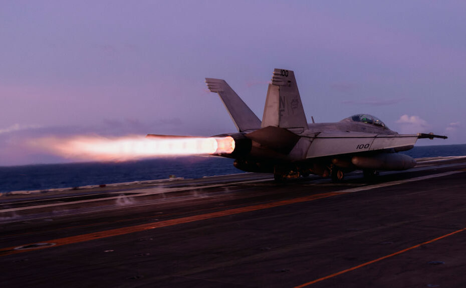 Un F/A-18F Super Hornet del VFA-102 despega del USS George Washington (CVN 73) en el Océano Pacífico. (MC3 August Clawson)