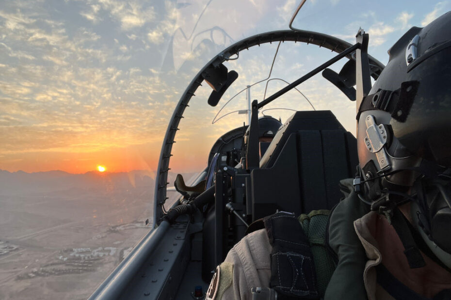 Aviones T-6C sobrevolando el desierto del Sahara en su camino hacia Vietnam. La entrega de los primeros aviones T-6 C supone un hito para las Fuerzas Aéreas de EE.UU. y la ADAF de Vietnam, estando prevista la entrega de la dotación completa de 12 aviones T-6C para 2025. Foto de cortesía