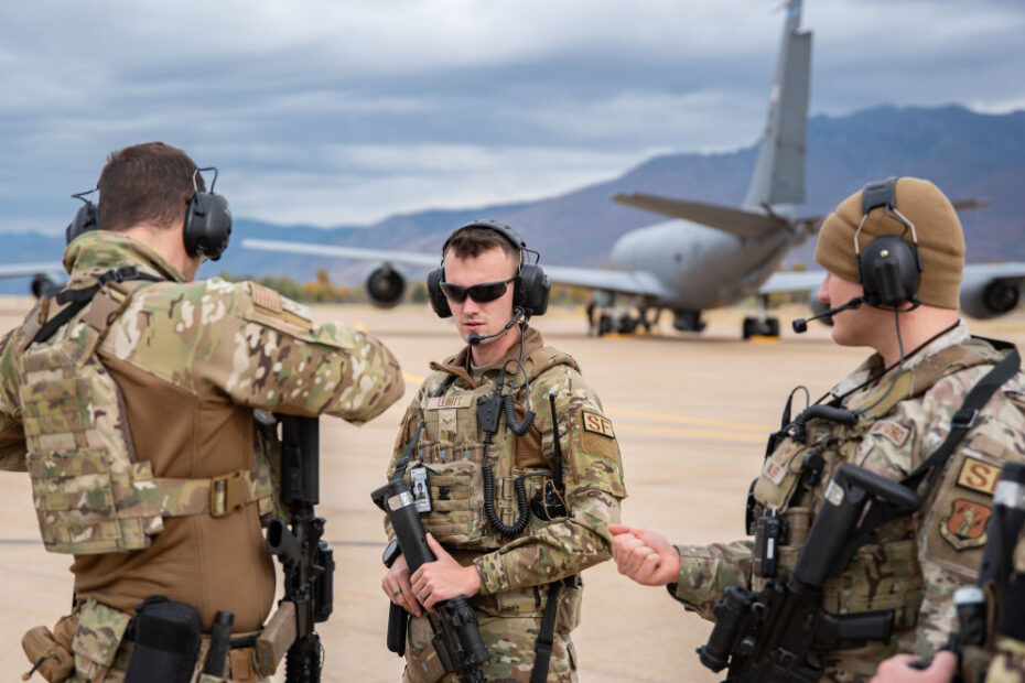 Miembros de las Fuerzas de Seguridad de la Guardia Nacional Aérea de Utah aseguran la línea de vuelo durante un ejercicio de preparación operativa nuclear el 2 de noviembre de 2024, en la Base Aérea de Hill. Foto de la ANG por el sargento mayor Nicholas Perez