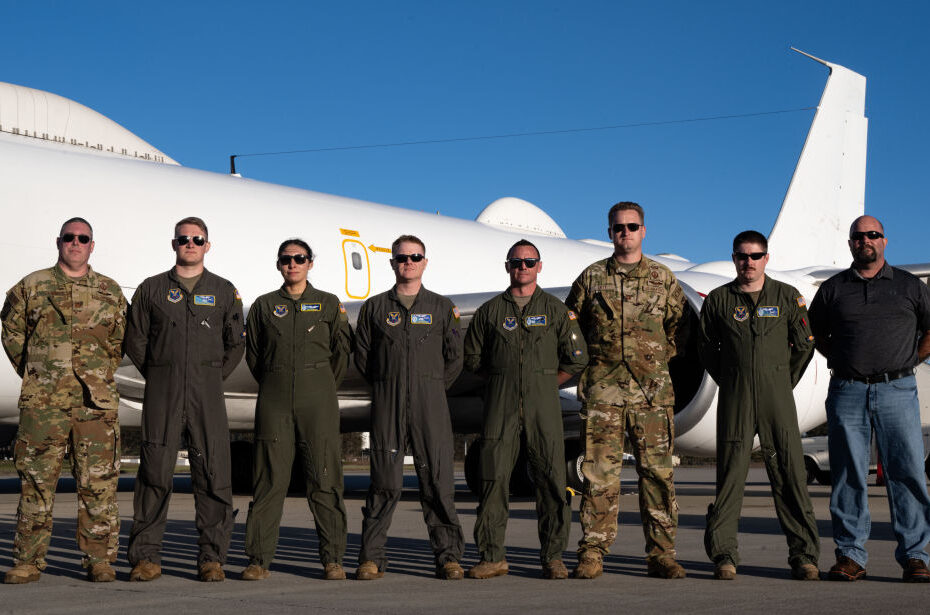 Un equipo conjunto de aviadores del Mando de Ataque Global de la Fuerza Aérea y tripulantes de la Armada lanzaron un misil balístico intercontinental desarmado Minuteman III equipado con múltiples vehículos de reentrada seleccionables desde el Sistema de Control de Lanzamiento Aerotransportado (ALCS) el 5 de noviembre de 2024 desde la Base Espacial Vandenberg, California. Aviadores del 625º Escuadrón de Operaciones Estratégicas de la Base de la Fuerza Aérea de Offutt, Nebraska, se encontraban a bordo del E-6B Mercury de la Armada de EE.UU. para demostrar la fiabilidad y eficacia del sistema ALCS. (Fotografía de la Fuerza Aérea de EE.UU. por la aviadora de primera clase Alyssa Bankston).