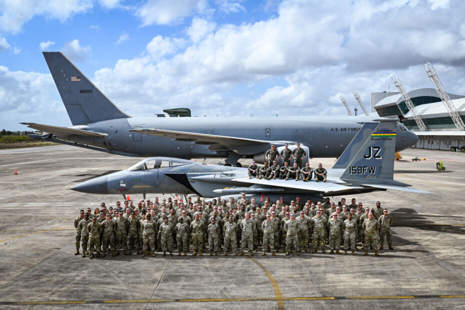 El personal de la Fuerza Aérea de los Estados Unidos que apoya CRUZEX 2024 posa para una foto de grupo en la Base Aérea de Natal, Brasil, el 13 de noviembre de 2024. Estos ejercicios conjuntos fomentan la confianza y la cooperación, elementos clave para mantener asociaciones internacionales sólidas. (Foto de la Fuerza Aérea de EE.UU. por la sargento Madeline Herzog)