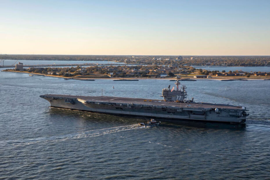 El USS George H.W. Bush (CVN 77) transita hacia la Estación Naval de Norfolk tras completar a tiempo un periodo de mantenimiento de 11 meses en el Astillero Naval de Norfolk y las pruebas de mar. (MC2 Samuel Wagner)