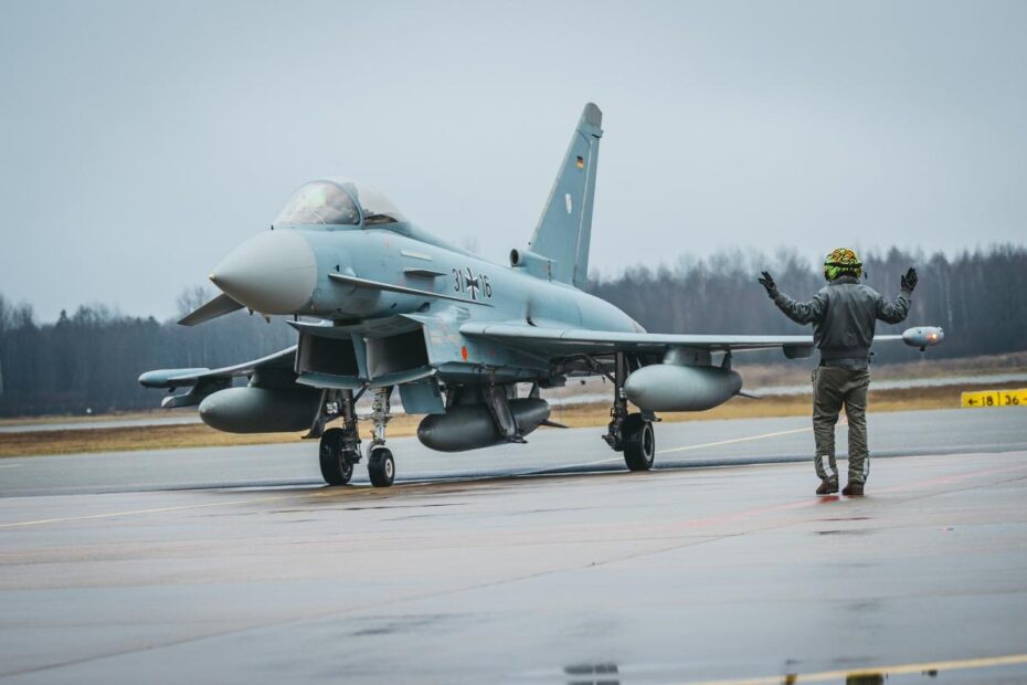 Durante nueve meses, los Eurofighters alemanes llevaron a cabo la misión de Policía Aérea de la OTAN desde la Base Aérea de Lielvārde. La misión volverá ahora a Ämari, donde está previsto que los F-35 holandeses sigan salvaguardando los cielos de los países bálticos. Foto de Patrick Bransmöller.