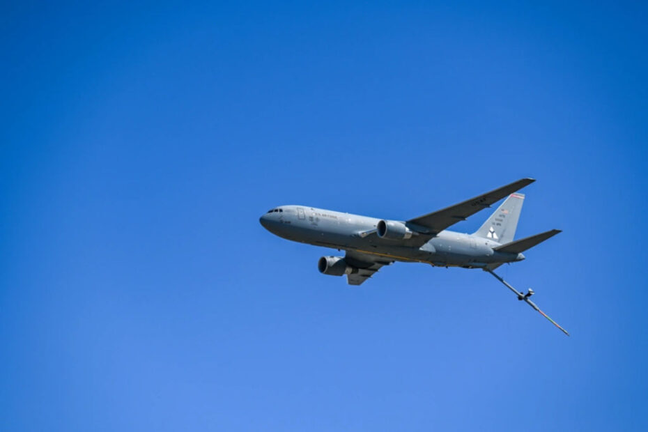 Un avión KC-46 Pegasus de la Base Aérea de Altus, Oklahoma, realiza un sobrevuelo en el Wings and Warriors Fly-In de San Marcos, Texas, el 9 de noviembre de 2024. El equipo de demostración mostró las capacidades de reabastecimiento en vuelo y de maniobra a baja velocidad del KC-46 ejecutando una pasada a alta velocidad con el brazo desplegado a 500 pies, seguida de una pasada con el tren de aterrizaje y los flaps bajados. (Foto de las Fuerzas Aéreas de EE.UU. por el aviador de primera clase Jonah Bliss)