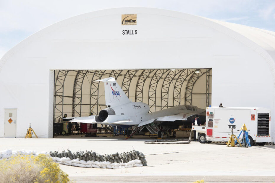 El silencioso avión supersónico experimental X-59 de la NASA se encuentra en un puesto de rodaje en las instalaciones Skunk Works de Lockheed Martin en Palmdale, California, arrancando su motor por primera vez. Estas pruebas de funcionamiento del motor comienzan a baja potencia y permiten al equipo del X-59 verificar que los sistemas de la aeronave funcionan juntos mientras está propulsada por su propio motor. El X-59 es la pieza central de la misión Quesst de la NASA, que pretende resolver uno de los principales obstáculos a los vuelos supersónicos sobre tierra haciendo que los estampidos sónicos sean más silenciosos. ©NASA/Carla Thomas