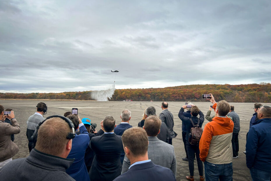 Representantes del gobierno de EE.UU., agencias de extinción de incendios aéreos e inversores presenciaron cómo un helicóptero autónomo Black Hawk dejaba caer agua el 29 de octubre de 2024 sobre un pequeño incendio en la sede de Sikorsky en Connecticut. ©Lockheed Martin