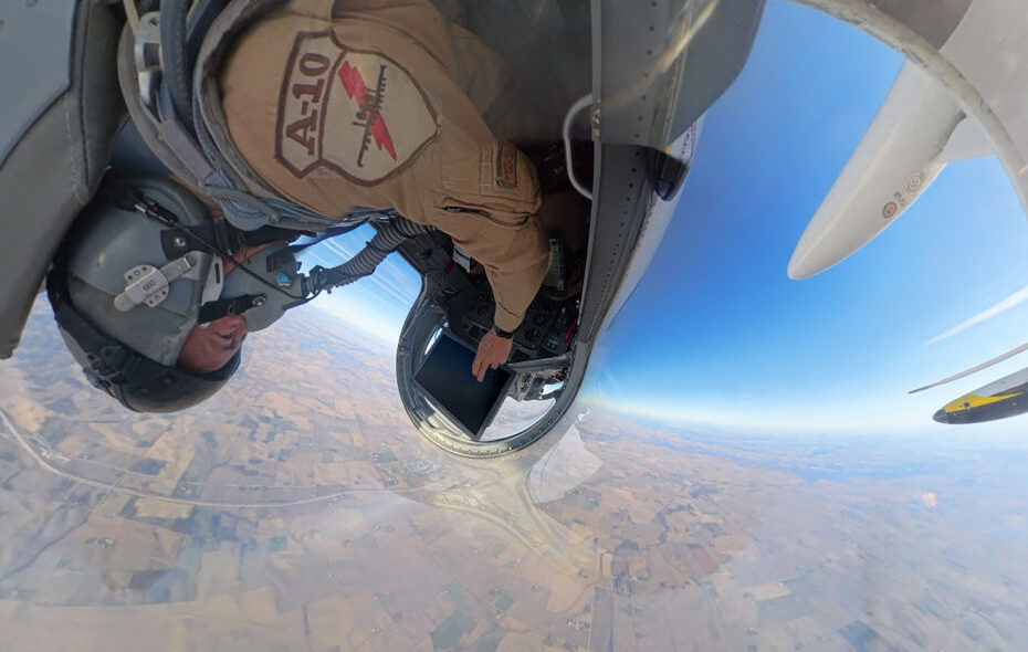 Un jefe de batalla envía órdenes en tiempo real a aviones controlados por IA durante una prueba de vuelo sobre Iowa. ©Lockheed Martin