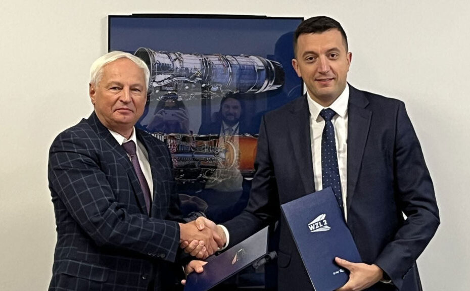 Dariusz Sokólski, presidente de Military Aviation Works No. 2 S.A. (izquierda), y Piotr Owsicki, director general de Pratt & Whitney Rzeszów (derecha) firman una carta de intenciones para los trabajos de mantenimiento del F100 en Polonia ©RTX