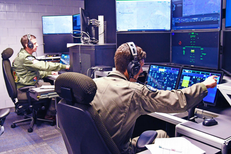 En preparación para un evento de prueba, los pilotos del vehículo aéreo MQ-25 supervisan el sistema de control de misión de aviación de portaaviones no tripulados, incluida la plataforma de autonomía MDCX™ de Lockheed Martin, situada en la Estación Aérea Naval de Patuxent River, Maryland, mientras el sistema comanda el sustituto de demostración tecnológica de General Atomics Aeronautical Systems, Inc. el MQ-20 Avenger, con base en las instalaciones de la compañía en California. (Foto cortesía de la Marina de los EE.UU.)